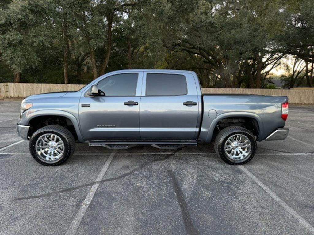 2018 Toyota Tundra SR5's photo