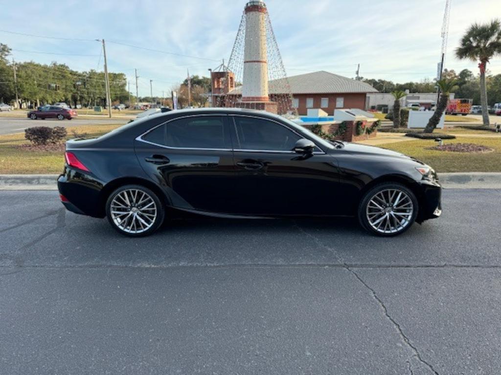 2016 Lexus IS 200t's photo