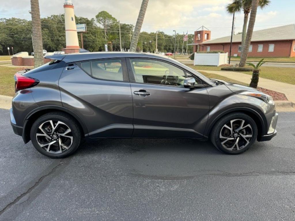 2018 Toyota C-HR XLE Premium's photo