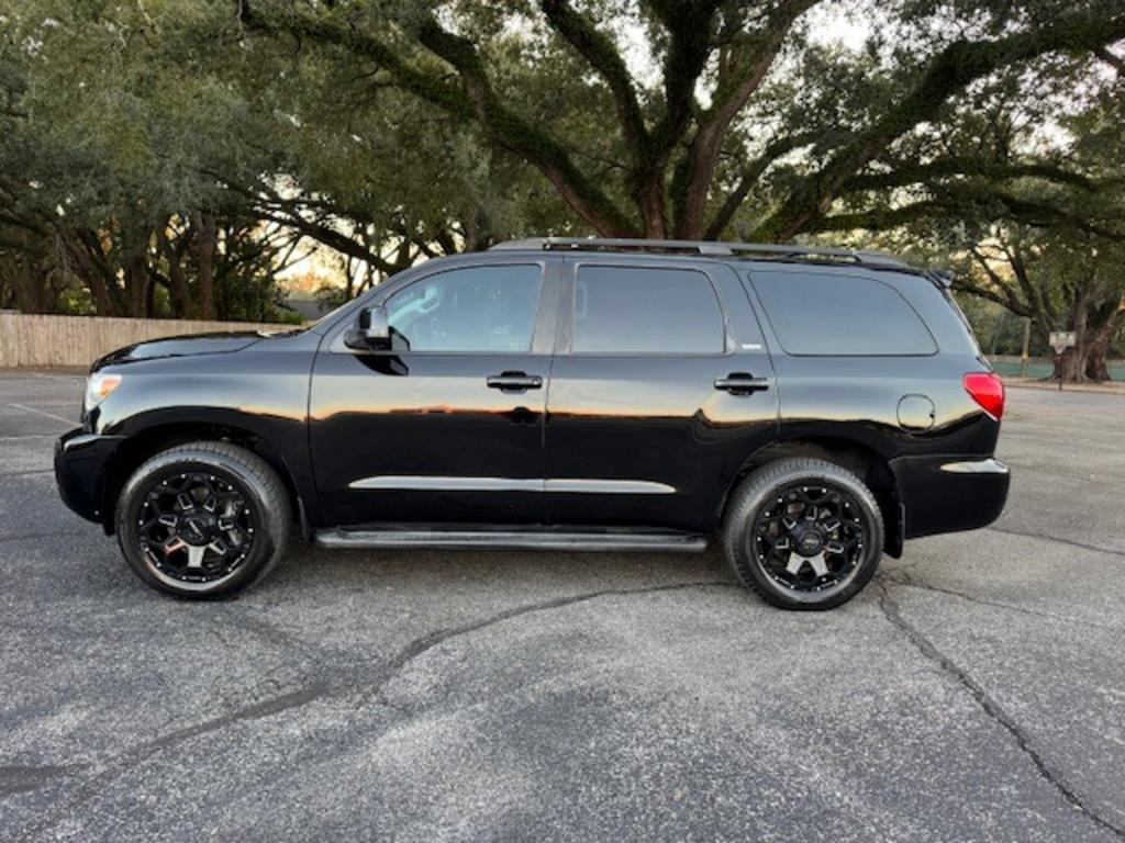 2017 Toyota Sequoia SR5's photo