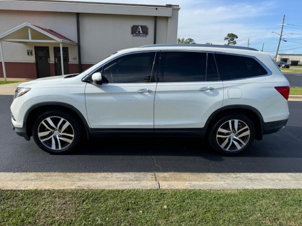 2017 Honda Pilot 4WD Elite's photo